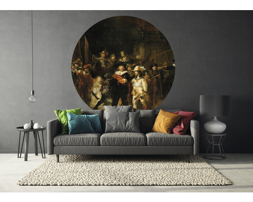 "Wohnzimmer mit Sofa, Teppich und Wandtattoo im Stil des Gemäldes ""Die Nachtwache"" von Rembrandt"