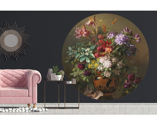 Wohnraum mit Wandbild eines Blumenstilllebens in einer Vase, Couch und Beistelltisch