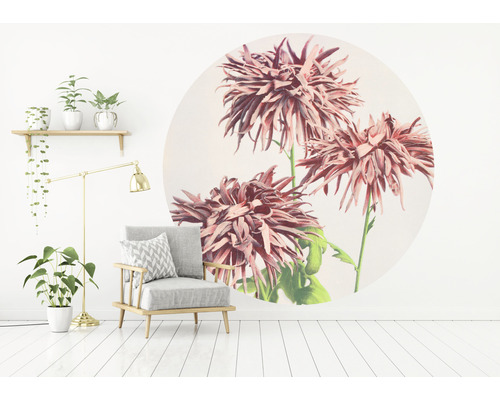 Wohnzimmer mit Sessel, Stehlampe, Zimmerpflanzen und einem Wandbild mit Blumenmotiv