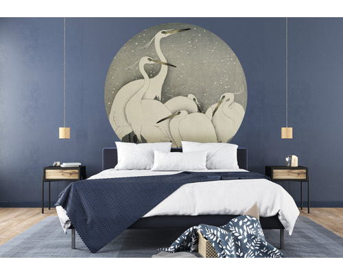 Schlafzimmer mit Doppelbett, Nachttischen, Hängelampen und Wandbild mit Reihermotiven