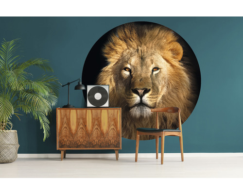 Wandbild mit Löwenmotiv in einem Wohnzimmer mit Schrank und Stuhl