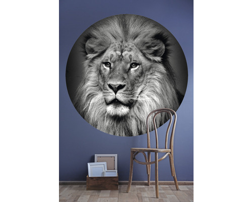 Wandbild mit Löwenmotiv, Stuhl und Dekoration im Raum.