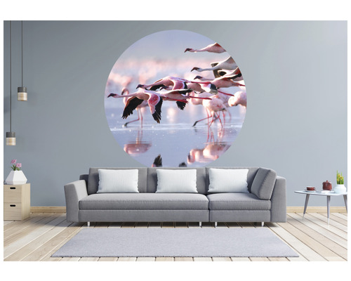 Wohnzimmer mit Sofa und Wandtattoo mit Flamingos