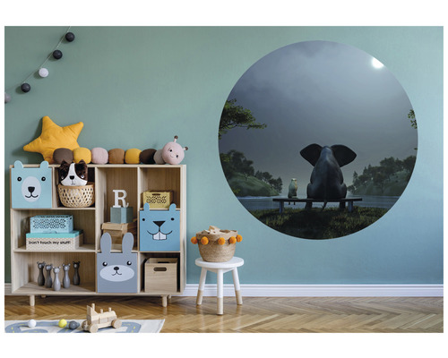 Kinderzimmer mit Wandtattoo, Spielzeugregal und Kinderhocker