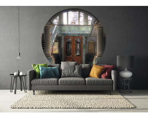 Wohnzimmer mit Sofa, Teppich, Tisch und Wanddekoration mit Gebäudeansicht