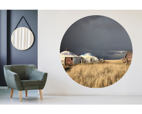 Dekoratives Wandbild mit Landschaftsmotiv, kombiniert mit Spiegel und Sessel im Raum