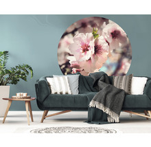 Wohnzimmer mit Sofa, Kissen, Decken, Tisch und Wandtattoo mit Blumenmotiv