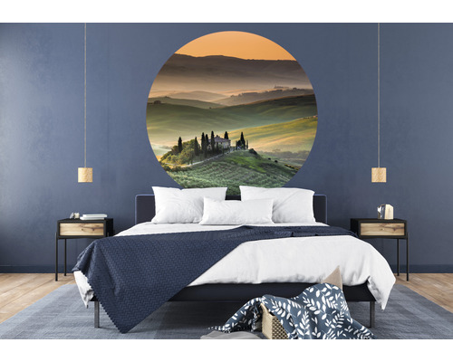 Dekoratives Schlafzimmer mit Bett, Nachttischen und Wandtattoo mit Landschaftsmotiv