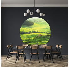 Esszimmer mit Esstisch, Stühlen und Wandbild mit Landschaftsmotiv