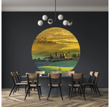 Esszimmer mit Tisch, Stühlen und Wandbild mit toskanischer Landschaft