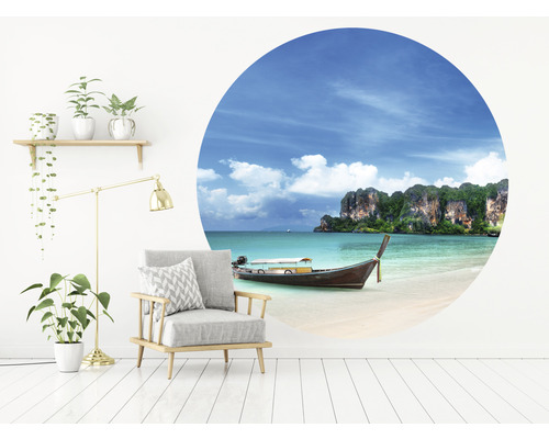 Wohnraum mit Sessel, Stehlampe, Regal mit Pflanzen und Wandtattoo mit Strandmotiv