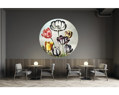 Dekoratives Wandbild mit Tulpenmotiv in einem modern eingerichteten Raum.