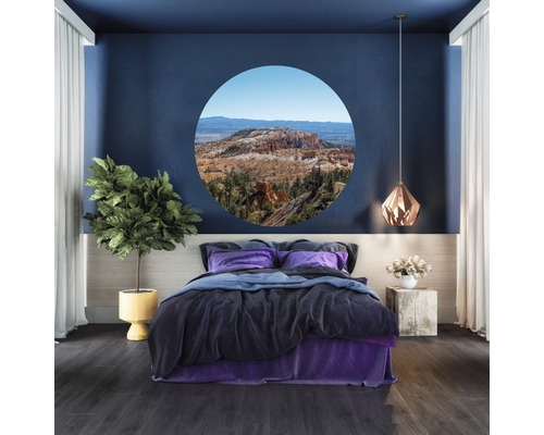 Schlafzimmer mit Bett, Pflanze und Wandbild mit Landschaftsdarstellung