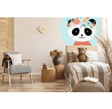 Dekoratives Kinderzimmer mit Panda Wandtattoo, Sessel und Teddybär auf dem Bett
