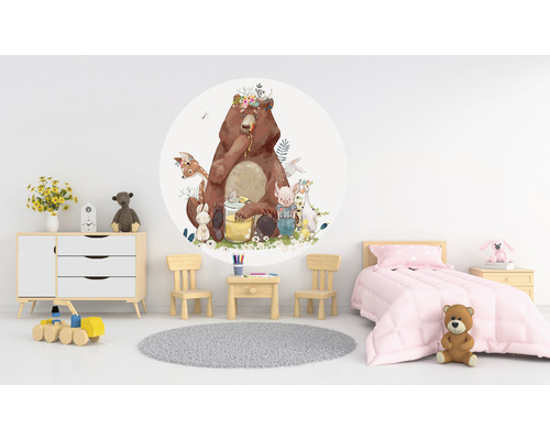 Kinderzimmer mit Bären Wandtattoo, Kommode, Bett und Spielzeug