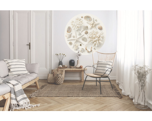 Wohnzimmer mit Sofa, Sessel, Teppich, Tisch und Wandtattoo mit Muscheln