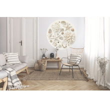Wohnzimmer mit Sofa, Stuhl, Teppich und Wandtattoo mit Muscheln und Seesternen