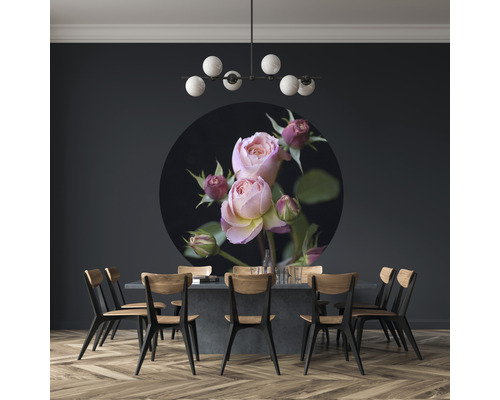 Dekoratives Wandbild mit Rosenmotiv über Esstisch mit Stühlen