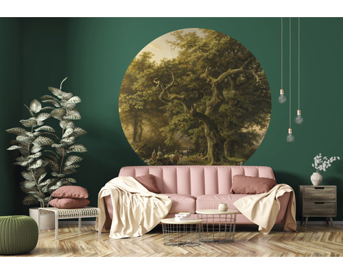 Dekoratives Wohnzimmer mit Wandtattoo eines Waldstücks, Sofa und Zimmerpflanzen.