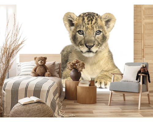 Dekoratives Schlafzimmer mit einem Wandbild eines Löwenbabys