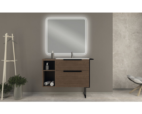 Modernes Badezimmer mit beleuchtetem Spiegel, Waschtischunterschrank, Handtuchhalter und Stuhl