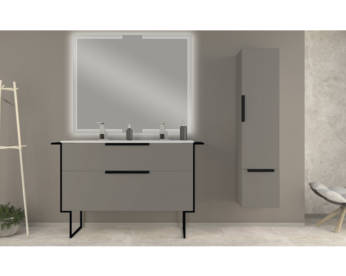 Badezimmer mit Waschtischunterschrank, beleuchtetem Spiegel und Hochschrank