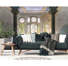 Wohnzimmer mit Sofa, Kissen, Decke, Tisch und Wandbild mit Fensteransicht