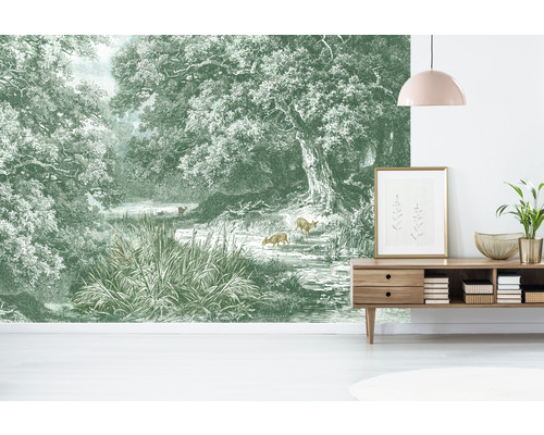Wohnraum mit Waldtapete, Kommode und Dekoration