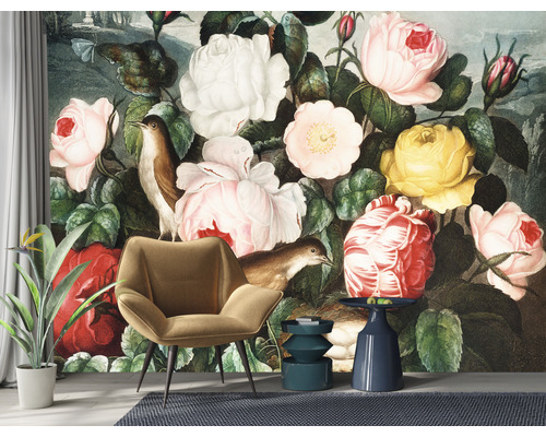 Wandbild mit Blumen und Vögeln in einem Wohnraum mit Sessel