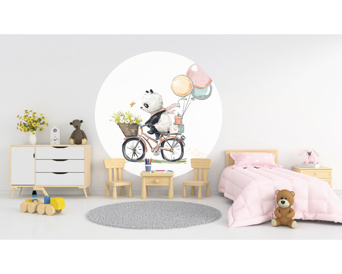 Kinderzimmer mit Wandtattoo eines Pandas auf einem Fahrrad