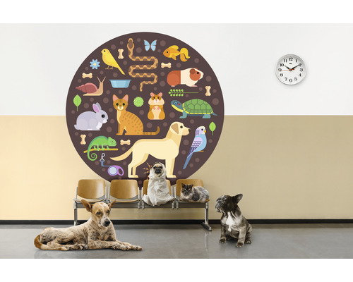 Illustration einer Wartehalle für Haustiere mit Tieren und Wandtattoo
