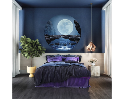 Schlafzimmer mit Bett, Pflanze, Lampe und Wandbild mit Mondmotiv