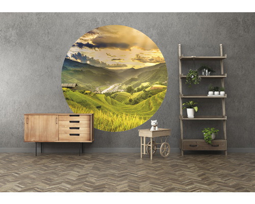 Wohnzimmer mit Kommode, Regal und Wandtattoo mit Landschaftsmotiv