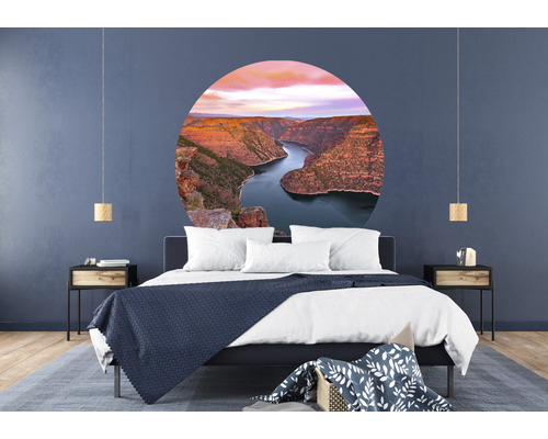 Schlafzimmer mit Bett und Wandtattoo mit Flusslandschaft