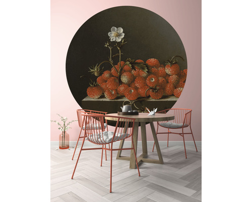 Wohnraum mit rundem Wandbild Erdbeeren über Esstisch mit Stühlen