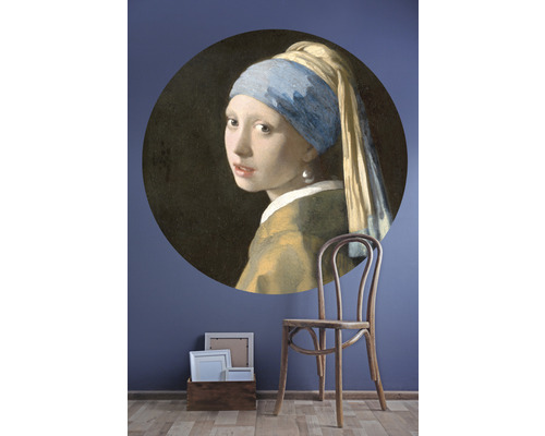 Wandaufkleber mit dem Gemälde ''Mädchen mit dem Perlenohrgehänge'', zusammen mit einem Stuhl und Bilderrahmen.