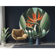 Raum mit Sessel, Tisch und Wandbild mit floralem Motiv