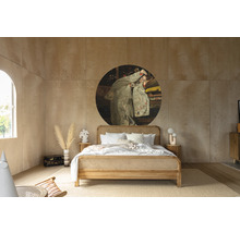 Schlafzimmer mit Holzbett, Wandbild und hellem Teppich