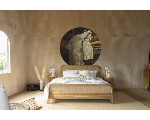 Schlafzimmer mit Holzbett, Wandbild und hellem Teppich