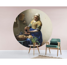 Wandbild mit dem Gemälde ''Das Milchmädchen'' von Jan Vermeer im Raum