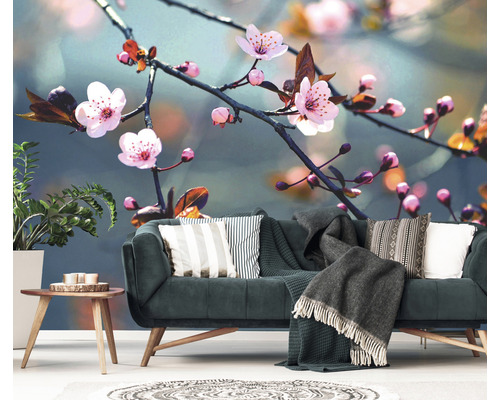 Wohnzimmer mit Sofa, Tisch und Fototapete mit Blütenmotiv