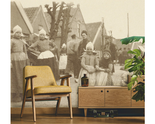 Wohnzimmer mit Fototapete, Sessel und Anrichte