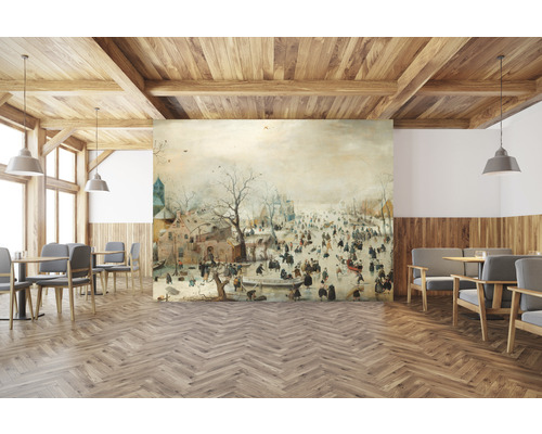 Innenraum eines Restaurants mit einer Fototapete, die eine Winterlandschaft zeigt