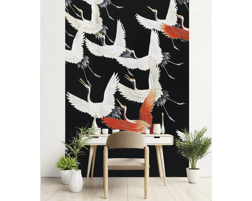 Raum mit einer schwarzen Tapete mit Kranichmuster, einem weißen Schreibtisch und Pflanzen