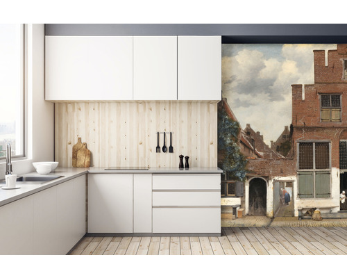 Moderne Küche mit weißen Schränken, Holzarbeitsplatte und Wandbild