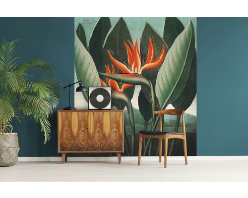 Wohnzimmer mit Kommode, Zimmerpflanze und Wandbild mit Pflanzenmotiv