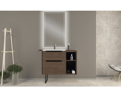 Badezimmer mit Waschtischunterschrank, Waschbecken, Spiegel mit Beleuchtung und Handtuchhalter