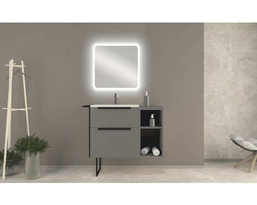 Modernes Badezimmer mit Waschtischunterschrank, Aufsatzwaschbecken, beleuchtetem Spiegel und Handtuchständer.