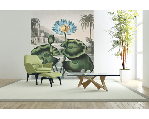 Wohnzimmer mit Sessel, Fußhocker, Tisch und Wandbild mit Seerosenmotiv