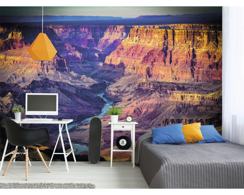 Helles Zimmer mit Fototapete eines Canyons, Schreibtisch und Bett